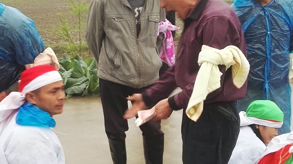 001EFHzpgy70HmuLIJr19