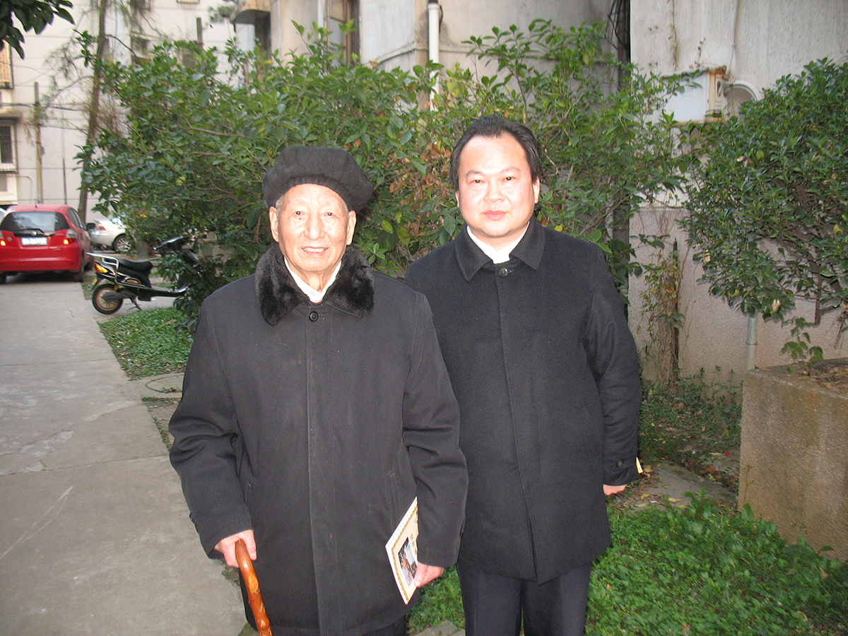 陈自权与易学泰斗唐明邦在武汉大学合影